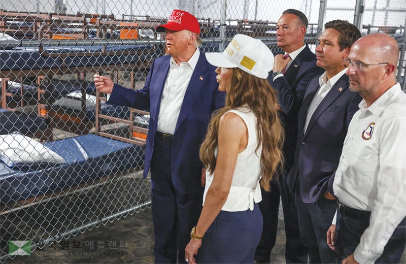  플로리다주에 세워진 이른바 ‘악어 앨커트래즈’ 불법이민자 구금시설 찾은 도널드 트럼프 대통령이 크리스티 놈 국토안보장관, 론 디샌티스 플로리다 주지사 등과 함께 시설을 둘러보고 있다. [로이터]