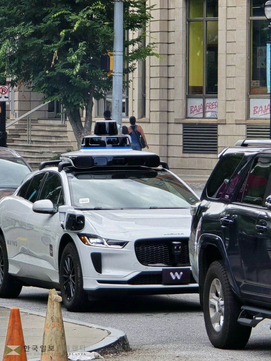 애틀랜타 다운타운을 운행중인 자율주행 택시.
