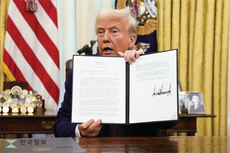  트럼프 행정부가 신생아에게 1천 달러를 지급하는 트럼프 계좌를 도입한다. 이 프로그램은 자녀의 미래를 위한 투자 계좌를 개설하도록 돕는 것이 취지다. [로이터]