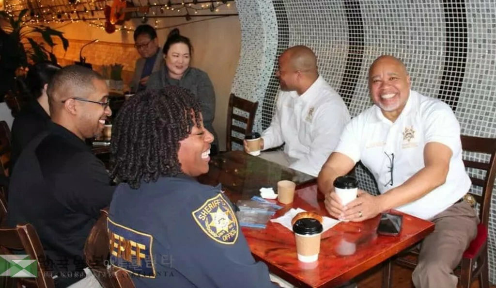 2022년 3월 한인커뮤니티 인사들과 커피 타암을 갖고 있는 키보 테일러(사진 왼쪽) 귀넷 셰리프.<사진=한국일보 자료사진>