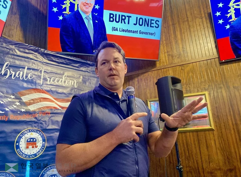 캅 카운티 공화당 월례행사에서 연설하는 버트 존스 부지사. 내년 주지사 선거에 출마한 존스는 소득세 폐지를 공약으로 내세웠다. <사진=귀넷 데일리 포스트>