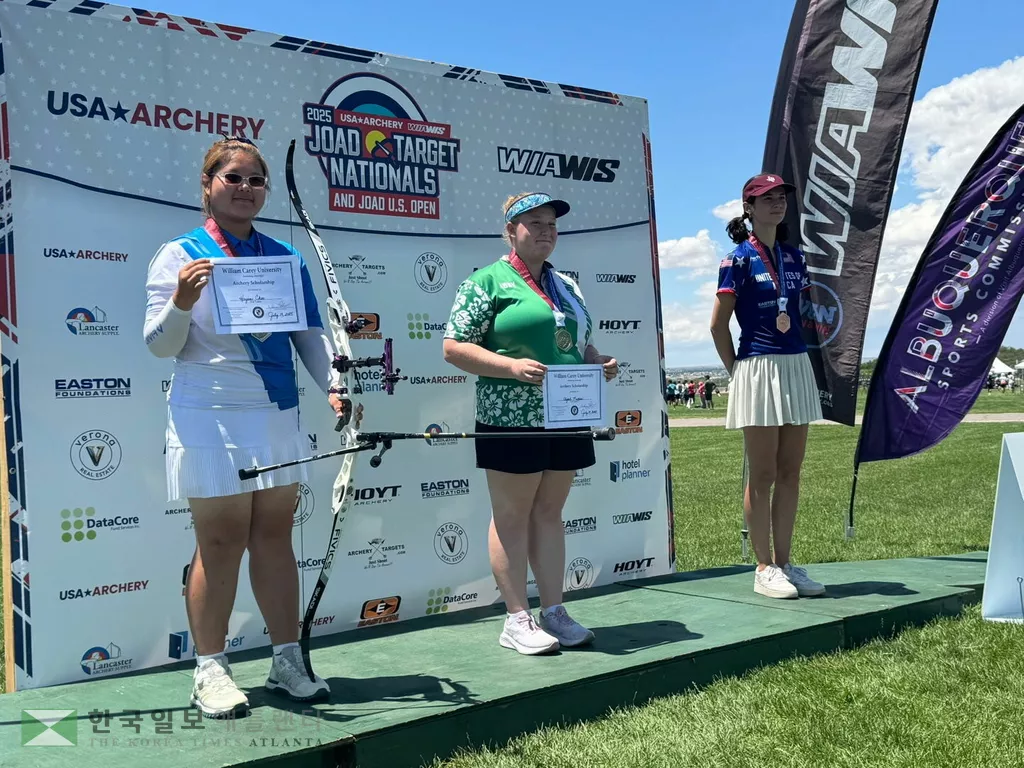 개인전 은메달을 획득한 최하윤 선수(왼쪽).