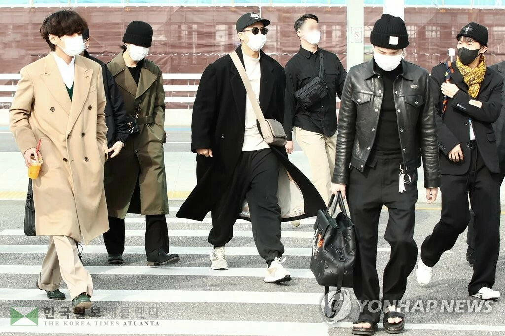 그룹 방탄소년단(BTS)이 미국 로스앤젤레스에서 열리는 지난 2021 아메리칸 뮤직 어워드 참석 및 오프라인 콘서트를 위해 17일 오후 인천국제공항 제2터미널을 통해 출국하고 있다. (영종도=연합뉴스)