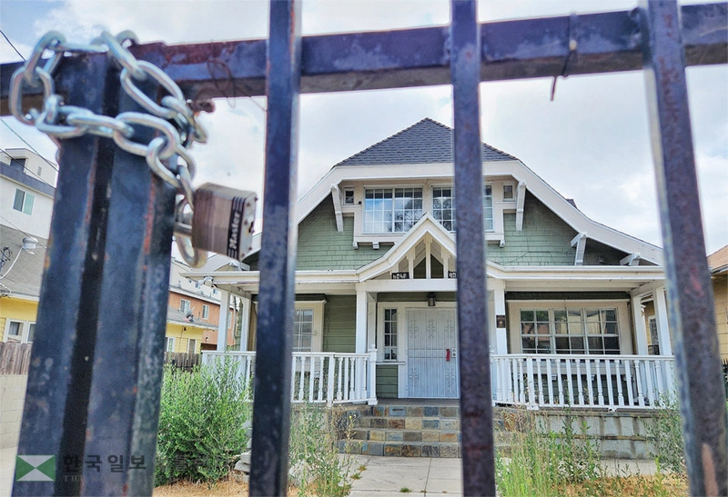 당초 올 여름 개관 목표였다가 일정이 지연돼 오는 11월 공사가 시작될 예정인 LA 흥사단 엣 단소의 현재 모습. 자물쇠가 굳게 채워져 있다. [박상혁 기자]