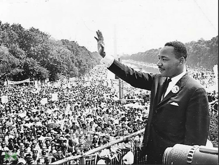 지난 1963년 8월 28일 워싱턴DC 링컨기념관 앞에 모인 군중을 향해 마틴 루서 킹 목사가 손을 흔들고 있다.

