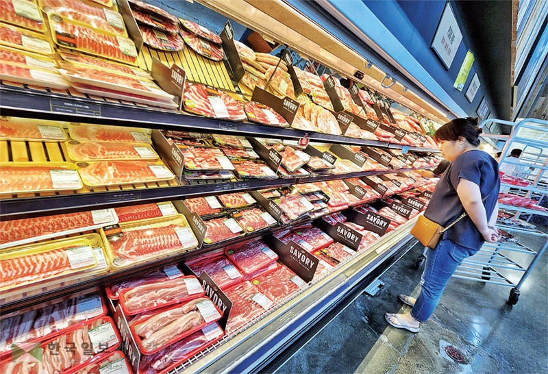  소고기 가격이 연일 최고가를 경신하며 가격 부담에 소비자들은 구매를 망설이고 있다. 한 수퍼마켓에서 고객이 육류 제품을 살펴보고 있다. [박상혁 기자]