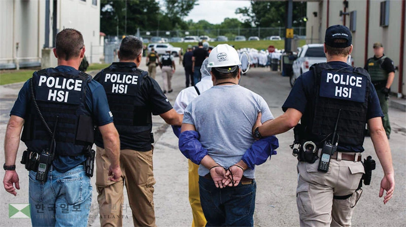  불법체류자로 추정되는 한 건설 노동자가 오아이오주 건설 현장에서 이민세관단속국(ICE) 직원들로부터 체포돼 연행되고 있다. [로이터]