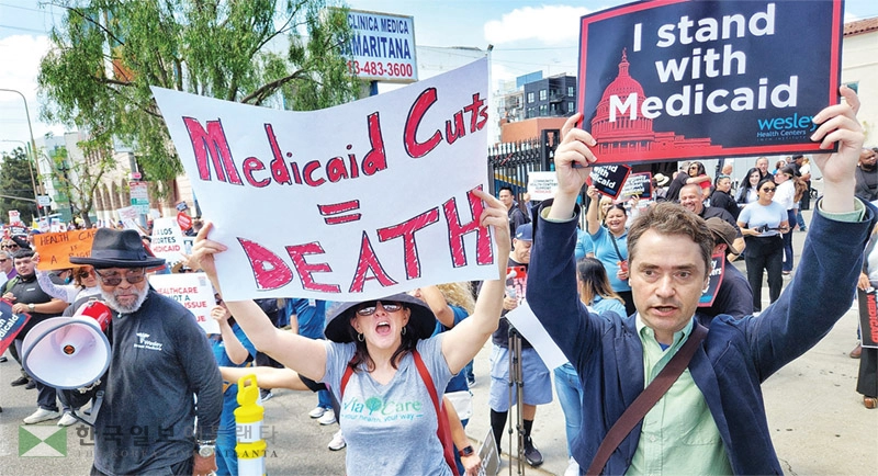 지난 5월 LA에서 보건 관련 단체 관계자들이 메디케이드(메디캘) 삭감에 반대하는 시위를 벌이고 있다. [박상혁 기자]