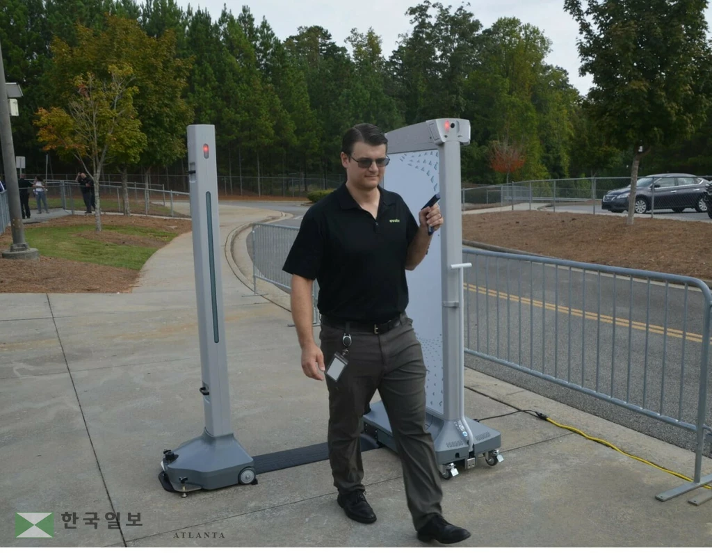 새학기부터 귀넷 모든 중고교에 설치될 금속탐지기를 운영사 직원이 작동 시범을 보이고 있다. <사진=귀넷 데일리 포스트>