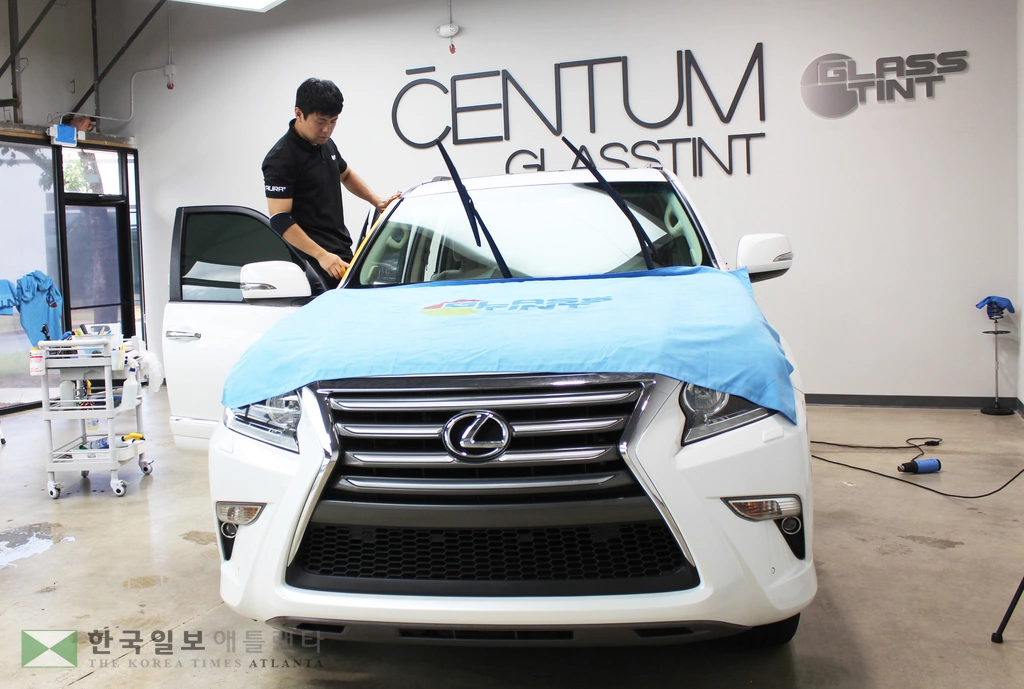 센텀 글라스틴트 임은환 대표가 고객의 차량에 틴팅 시공을 하고 있는 모습.