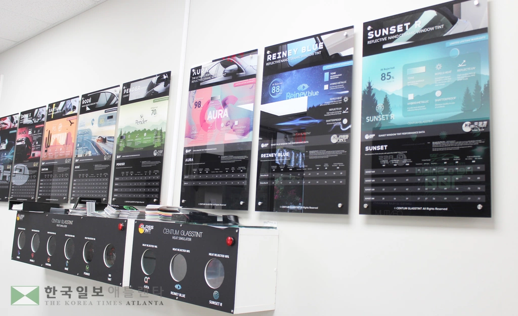 센텀 글라스틴트 매장에서 고객이 열 차단 체험을 통해 직접 틴팅 필름을 선택할 수 있다.