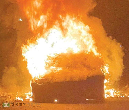  테슬라 차량이 화염에 휩싸인 모습. [로이터]