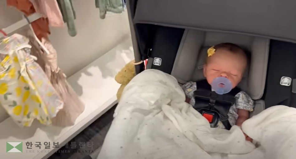 리얼 베이비돌과 쇼핑을 즐기는 미국 유튜버
[유튜브 켈리 메이플(Kelly Maple) 채널 영상 캡처]