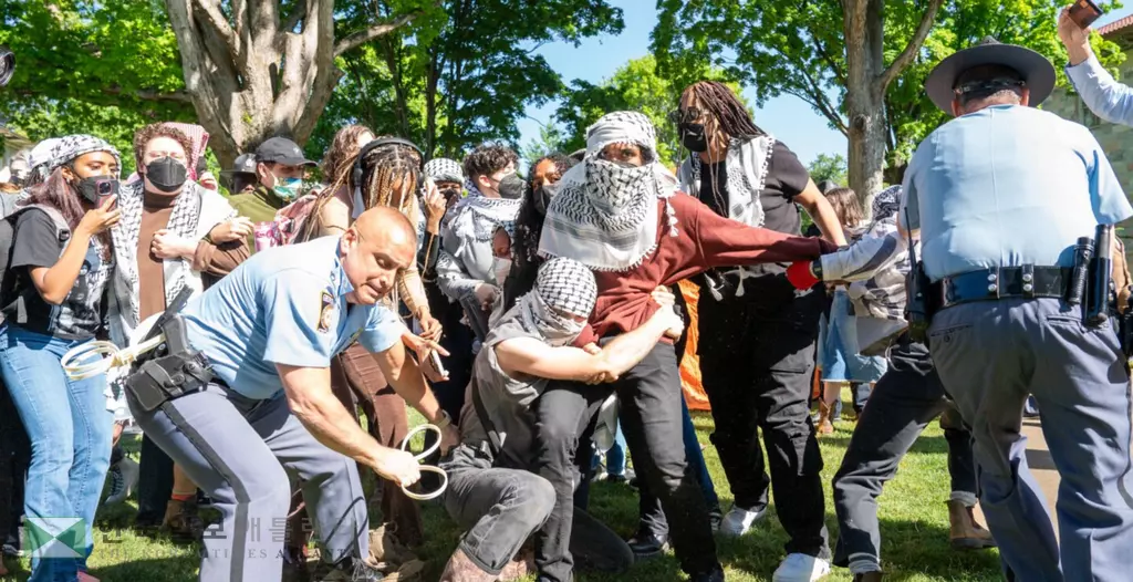 지난해 4월 에모리대 캠퍼스에 열린 친 팔레스타인 시위 도중 시위대와 경찰이 충돌하고 있다.<사진=PBS>