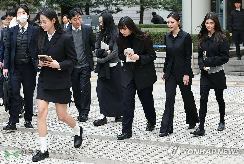 걸그룹 뉴진스(NJZ)가 7일 서울 서초구 서울중앙지방법원에서 열린 '기획사 지위보전 및 광고계약 체결 등 금지' 가처분 신청의 심문기일을 마친 뒤 법원 청사를 나서고 있다. 2025.3.7(서울=연합뉴스) 