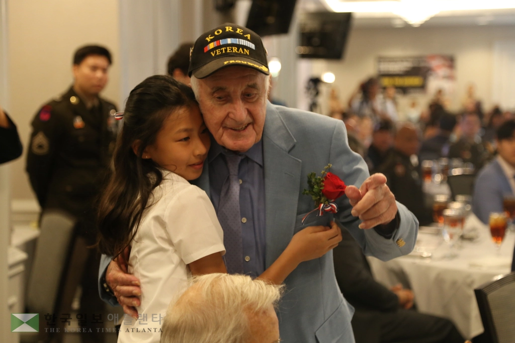 참전용사에 꽃 달아주기.