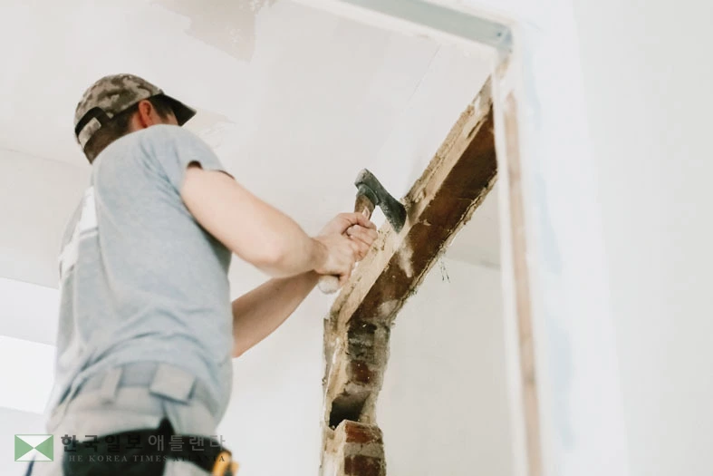 주택 보험 청구를 미루고 직접 수리하는 주택 소유주가 늘고 있는 것으로 조사됐다. <사진=Shutterstock>