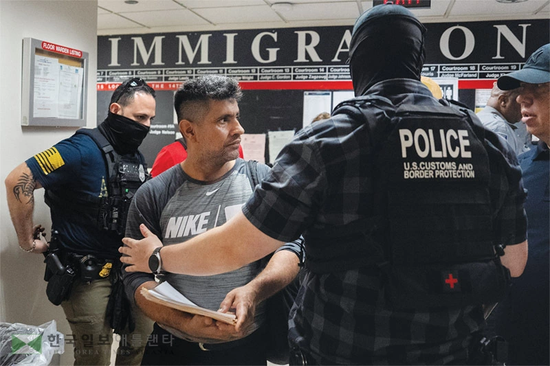  지난 25일 뉴욕 맨해튼으 이민법원에서 ICE 요원들이 한 이민자를 체포하고 있다. [로이터]