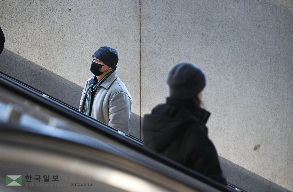 코로나바이러스가 예전처럼 치명적이진 않지만 여전히 여름철에 유행할 가능성이 커 감염 취약자들은 공공장소에서 마스크 착용이 권고되고 있다. <Matt McClain/The Washington Post>
