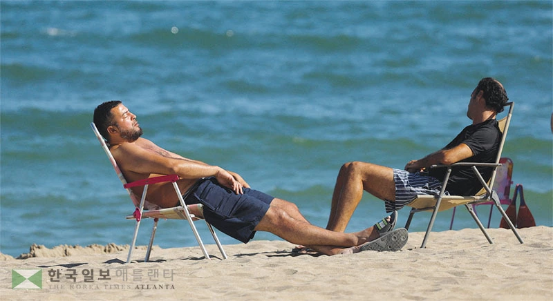  경제 불안과 인플레이션 우려로 여행비 지출을 줄이는 미국인이 늘고 있다. 이에 여행 및 항공업계는 비용 인하와 가성비 마케팅으로 고객 유치에 나서고 있다. [로이터]