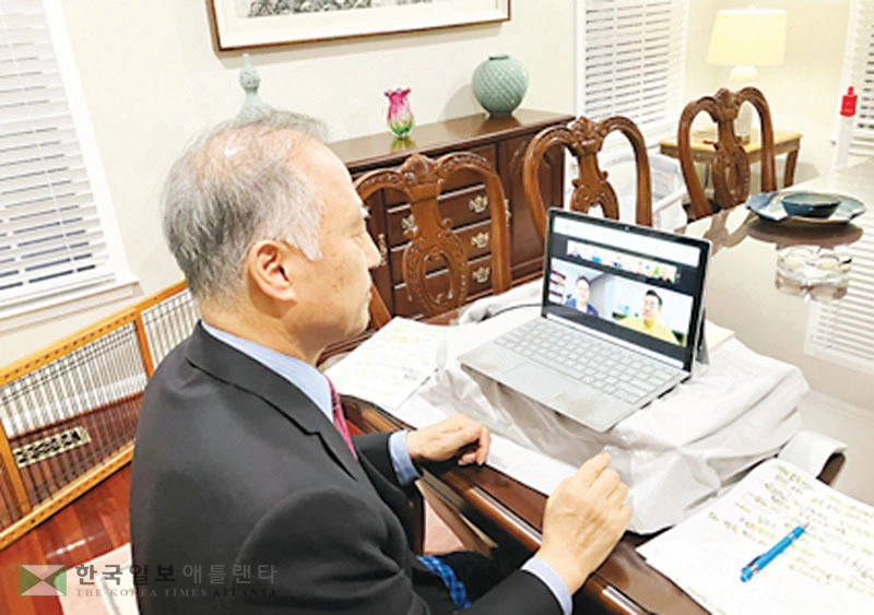 전종준 변호사가 23일 밤 온라인 줌으로 열린 간담회에서 더불어민주당 박찬대 의원과 민병덕 의원에게 선천적 복수국적법 개정안 발의를 촉구하고 있다.