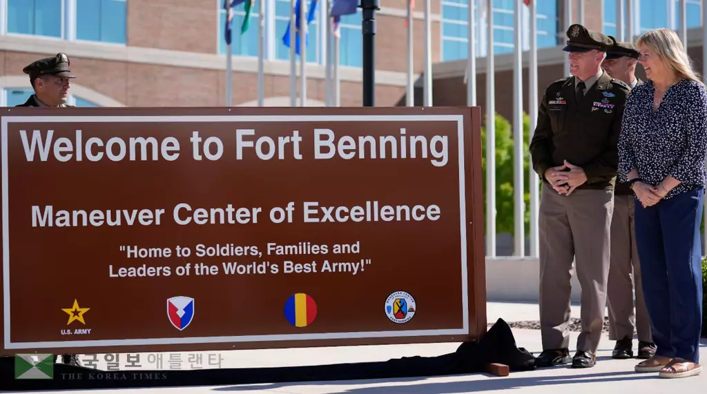 포트 무어로 개명된 포트 베닝이 원래 이름으로 환원됐다. 베닝은 남부전쟁 당시 남부군 지도자가 아닌 1차 세계대전 때 무공을 세운 프레드 G 베닝 상병 이름이다.