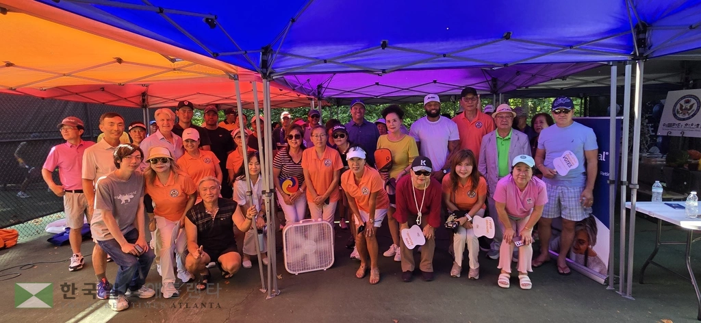 27일 한인회 주최 '테니스 대회 및 음식 자랑대회' 참석자들이 함께 했다.