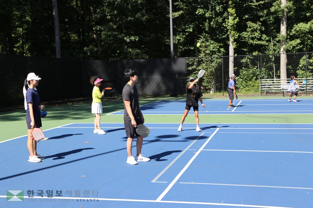 참가자들이 피클볼 레슨을 받고 있다.