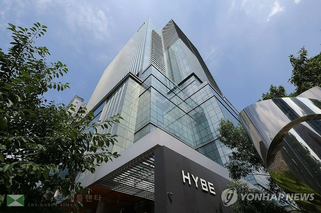 방시혁 하이브 의장의 사기적 부정거래 의혹을 수사하는 경찰이 하이브 본사 등지에 압수수색을 진행 중인 가운데 24일 서울 용산구 하이브 본사 모습. (서울=연합뉴스)