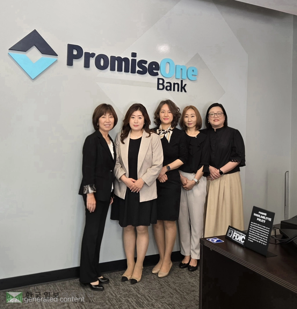 개점 1주년을 맞은 프라미스원은행 스와니지점 직원들. 왼쪽부터 윤혜리 부행장, 서한나 지점장, 그리고 은행 직원들.