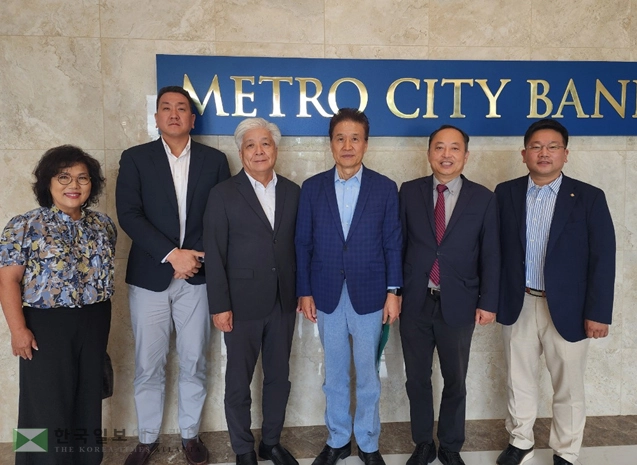 월드옥타 애틀랜타지회 임원들이 김화생 메트로시티은행 행장과 지난 24일 만나 감사패를 전달하고 향후 사업에 대해 논의했다.