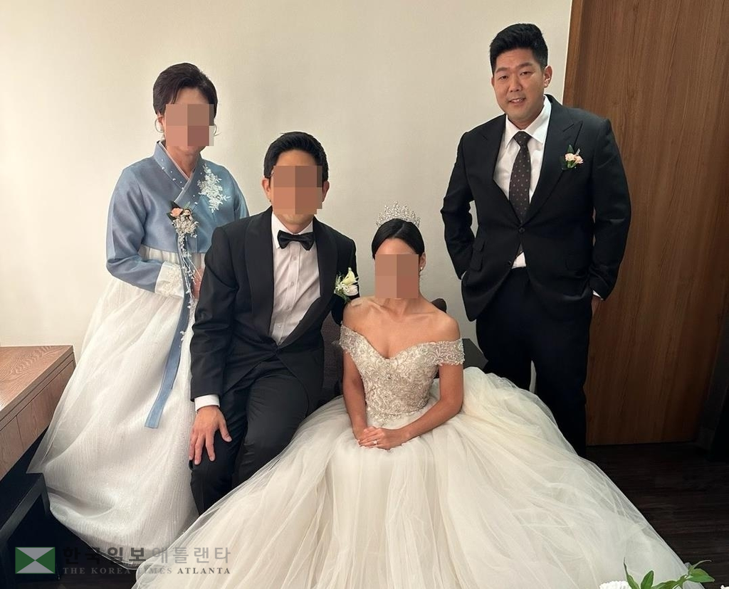 미 이민당국에 구금된 김태흥씨(맨 오른쪽)가 동생의 결혼식에 참석해 찍은 사진[미주한인봉사교육단체협의회 제공. 재판매 및 DB 금지]