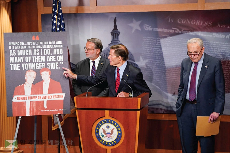  30일 연방 의사당에서 척 슈머(오른쪽부터) 연방상원 민주당 원내대표와 리처드 블루멘탈 상원의원 등이 엡스타인 파일 완전 공개를 촉구하는 기자회견을 하고 있다. [로이터]