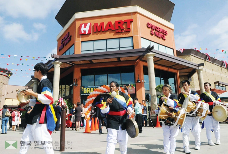 한인 수퍼마켓 체인 H마트가 미 최대 아시안 인터내셔널 마켓 체인으로 도약하고 있다. 전국 매장도 100개를 훌쩍 넘었다. [박상혁 기자]