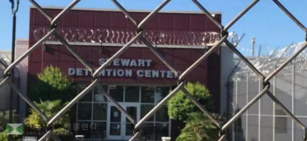 스튜어트 이민구치소 정문.<사진=조지아 공영방송>