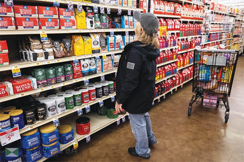 연방정부가 주요 교역국들과 무역협상을 타결하며 관세 수입을 거둬들이고 있지만, 정작 소비자들은 대폭 인상된 가격 청구서를 지불해야 하는 처지에 놓였다. [로이터]