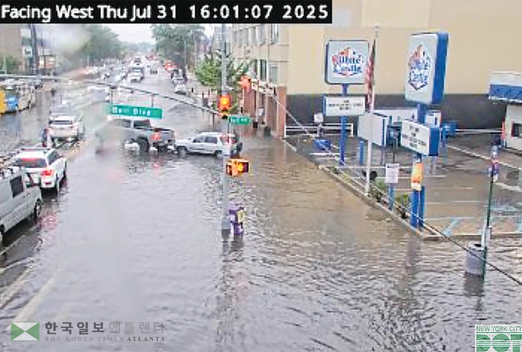 31일 오후 뉴욕시 일원에 기습적으로 쏟아진 폭우로 인해 퀸즈 베이사이드 노던 블러바드와 벨 블러바드 선상 교차로가 침수 피해를 입었다. <뉴욕시교통국 제공>