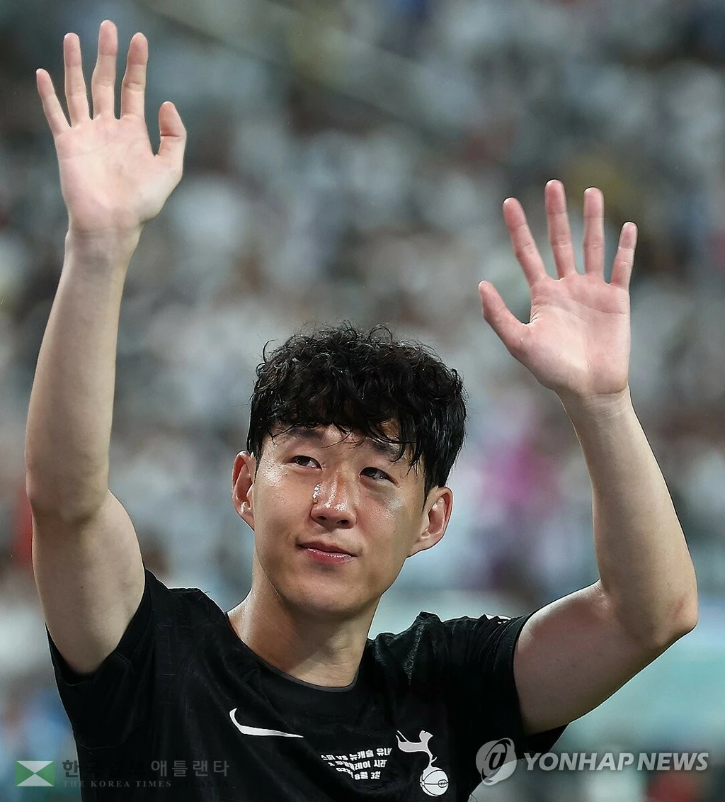 올여름 팀을 떠나기로 한 토트넘 홋스퍼 손흥민이 3일 서울월드컵경기장에서 열린 2025 쿠팡플레이 시리즈 뉴캐슬 유나이티드와의 친선경기가 끝난 뒤 눈물을 흘리며 손을 흔들고 있다. 2015년 8월 토트넘으로 이적한 손흥민은 2021-2022시즌 리그 득점왕에 오르고 2024-2025시즌엔 유럽축구연맹(UEFA) 유로파리그 우승을 이끄는 등 10년간 활약했다. 손흥민은 전날 기자회견을 통해 올여름 팀을 떠난다고 발표했다. 2025.8.3(서울=연합뉴스)