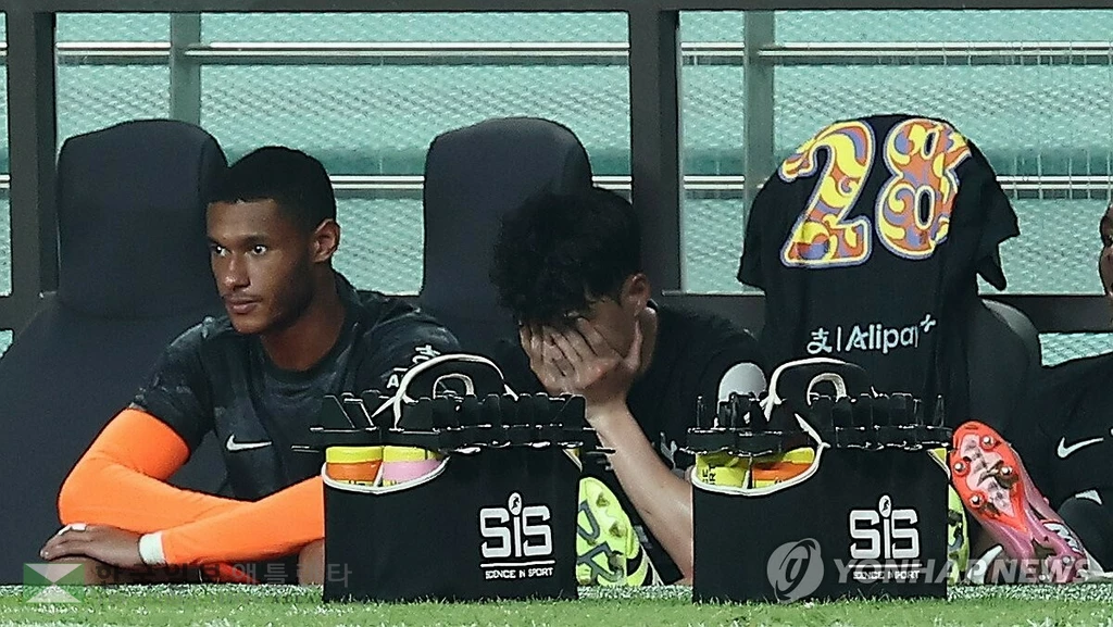 3일 서울월드컵경기장에서 열린 2025 쿠팡플레이 시리즈 토트넘 홋스퍼와 뉴캐슬 유나이티드의 경기. 토트넘 손흥민이 교체 아웃된 뒤 벤치에서 눈물을 흘리고 있다. 2025.8.3(서울=연합뉴스)