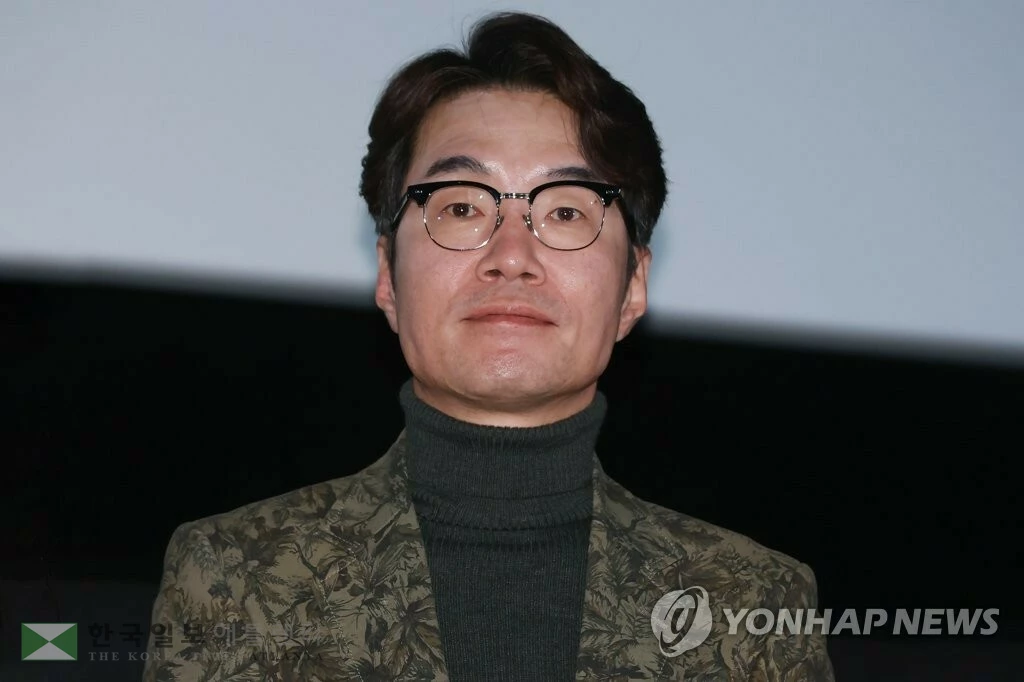 배우 송영규가 22일 오후 서울 강남구 CGV 청담씨네시티에서 열린 디즈니+ 오리지널 드라마 '카지노' 시즌2 흥행 잭팟 시사회 무대인사에 참석해 있다. (서울=연합뉴스) 