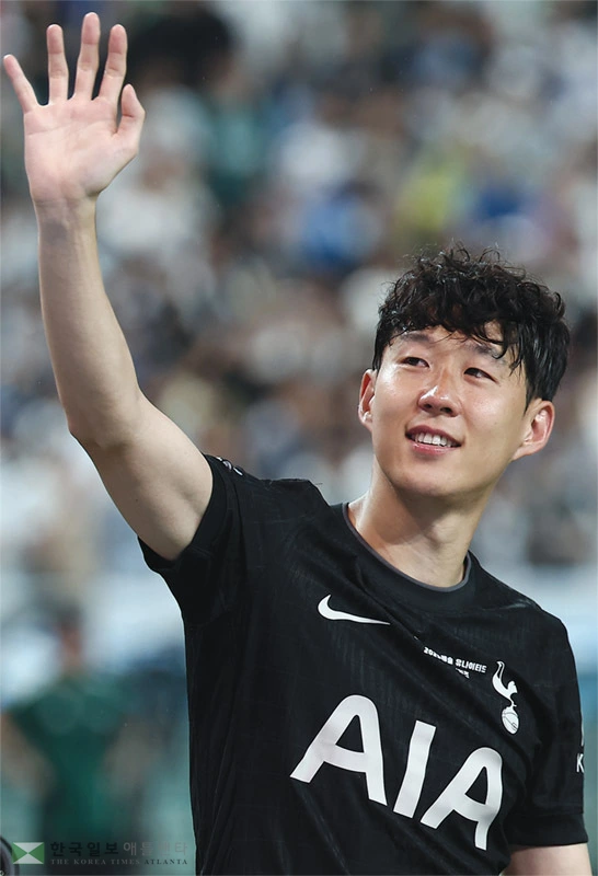  올여름 토트넘을 떠나기로 공식 발표한 손흥민이 한국시간 3일 서울월드컵경기장에서 열린 고별전이 끝난 뒤 눈물을 흘리며 손을 들어 인사하고 있다. [연합]