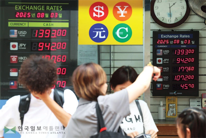  한국시간 3일 서울 명동 시내 한 환전소에 원/달러 환율이 1,393원으로 표시돼 있다. [연합]