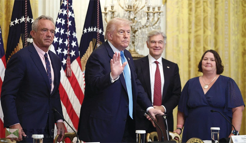  도널드 트럼프(왼쪽 두 번째) 대통령이 지난달 30일 백악관에서 로버트 케네디 주니어(맨 왼쪽) 연방 보건장관 등 관계자들과 함께 헬스케어 관련 회견 후 손을 들어 인사하고 있다. [로이터]