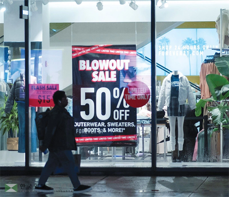  브랜드 충성도 대신 가성비를 중시하는 소비 경향이 나타나면서, 유통업계에서 유사 제품과 자체 브랜드 제품 열풍이 거세게 불고 있다. [로이터]