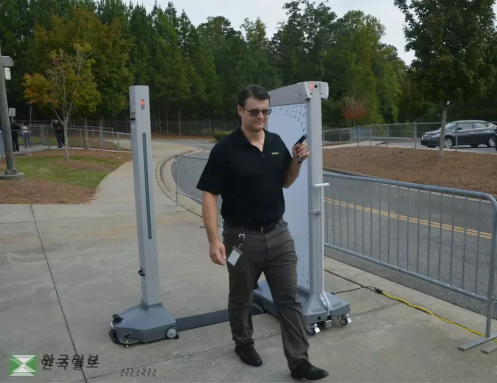 새학기부터 귀넷 중고등학교에는 무기를 탐지할 수 있는 금속탐지기 시스템이 설치 운영된다. 시스템 운영업체 직원이 시범을 보이고 있다.<사진=귀넷 교육청>