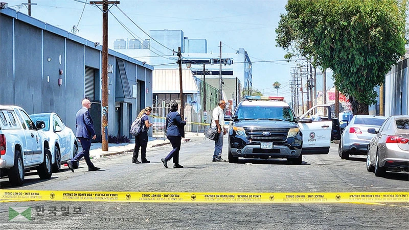  4일 새벽 총기난사 사건이 발생한 LA 다운타운 패션 디스트릭트 인근 웨어하우스 건물 밖에서 경찰이 인근을 봉쇄한 채 총격 현장 조사를 벌이고 있다. [박상혁 기자]