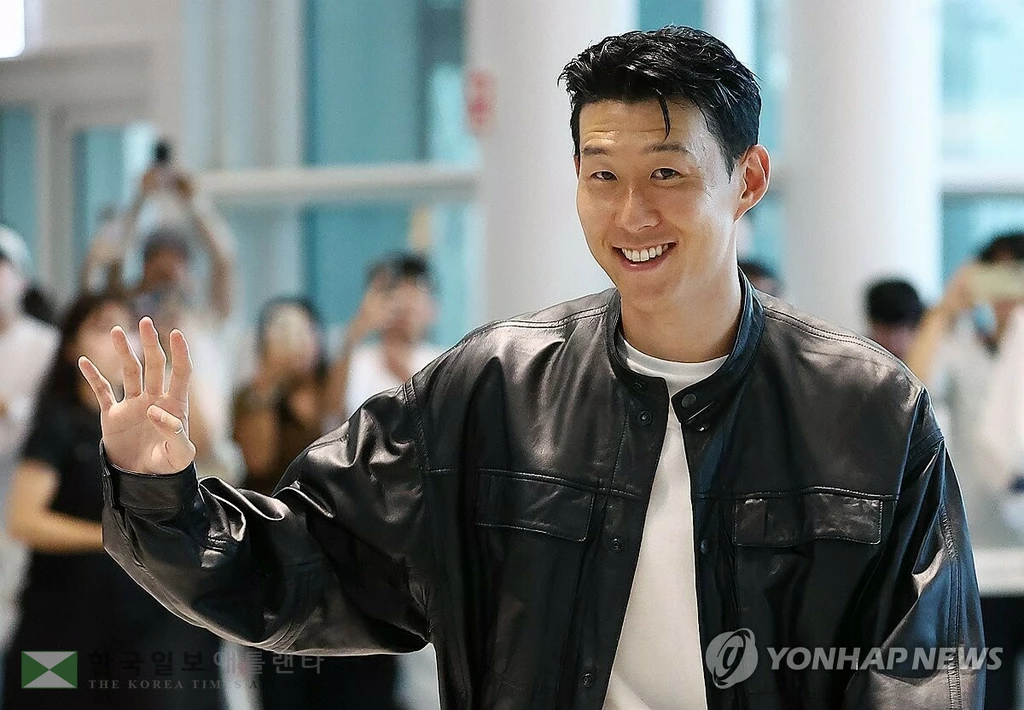 토트넘과의 결별 소식을 전한 손흥민이 5일 인천 영종도 인천국제공항 2터미널 출국장으로 향하고 있다. 손흥민은 미국프로축구(MLS) 로스앤젤레스FC(LAFC) 입단이 유력한 것으로 알려졌다. (영종도=연합뉴스)