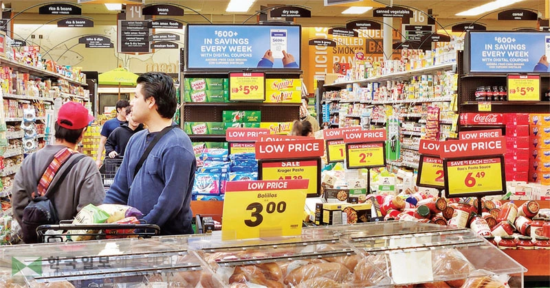  미 성인 소비자 10명 중 8명은 치솟은 물가와 관세 영향에 따른 가격 스트레스를 받고 있는 것으로 나타났다. LA 한인타운 랠프스 매장 모습. [박상혁 기자]