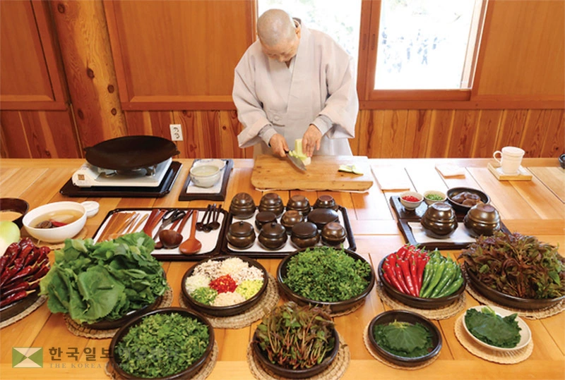  진관사 회주 계호스님이 지난 4월23일 서울 은평구 진관사에서 사찰음식을 선보이고 있다. [연합]
