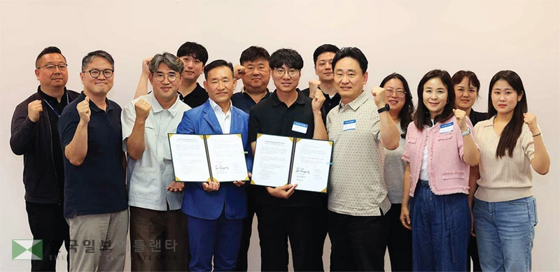  4일 뱅크카드서비스 본사에서 패트릭 홍(앞줄 왼쪽 4번째) 대표와 한국 대학 관계자들이 MOU를 체결한 뒤 협력을 다짐하고 있다. [뱅크카드서비스 제공]